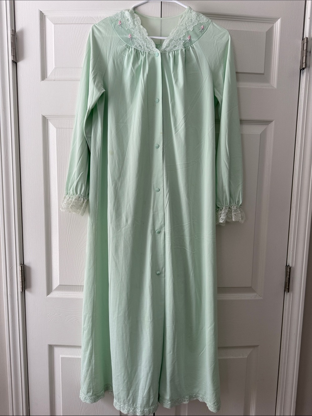 Classic Mint Green Long Button-Front Nightgown with Lace Trim